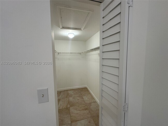 Building Photo - 302 N Palm Ave