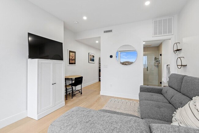 Building Photo - 71 Border St