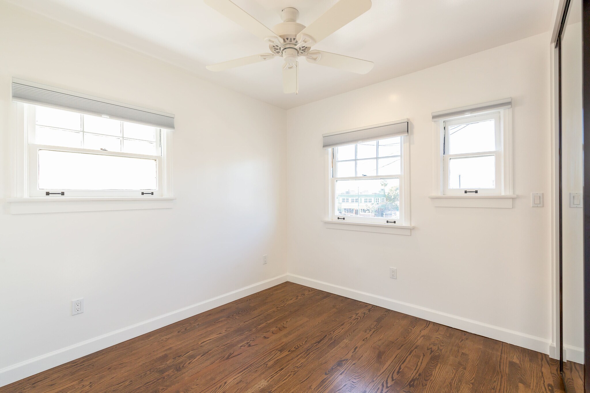 Building Photo - 915 Manhattan Ave