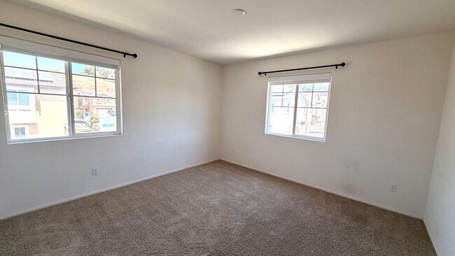 Building Photo - Modern Townhouse in Fairview Community of Bonsall
