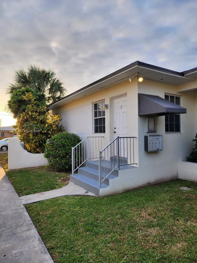 Building Photo - 2145 Bay Dr