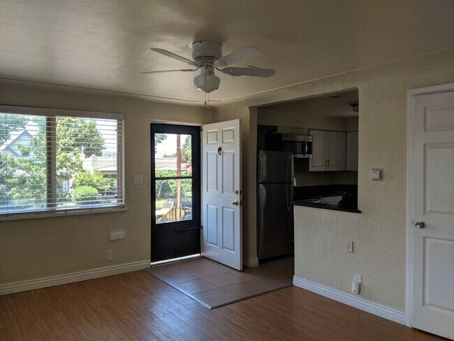 Building Photo - West Wash Park 2/1 Lots of Light, Mountain View and Reserved Parking!!