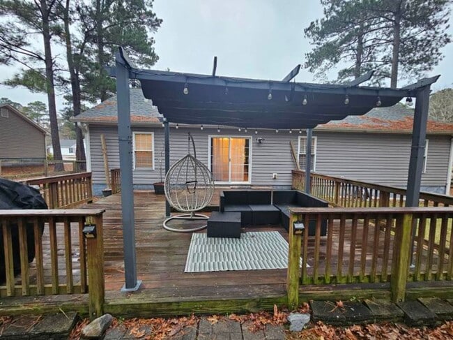 Building Photo - Beautiful 3 Bedroom Home In Jacksonville!