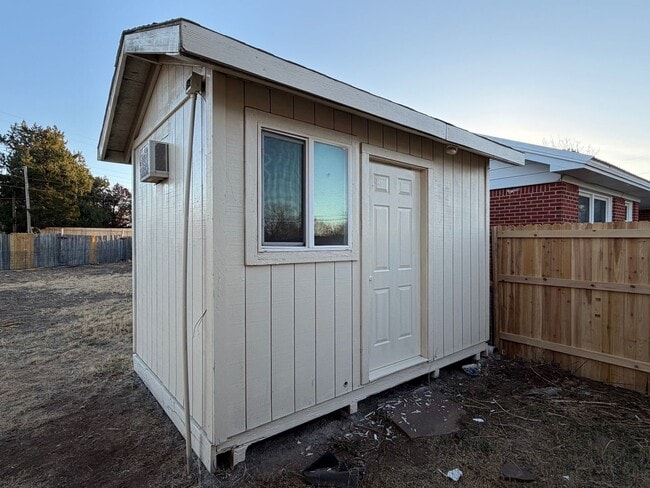 Building Photo - Great older home!