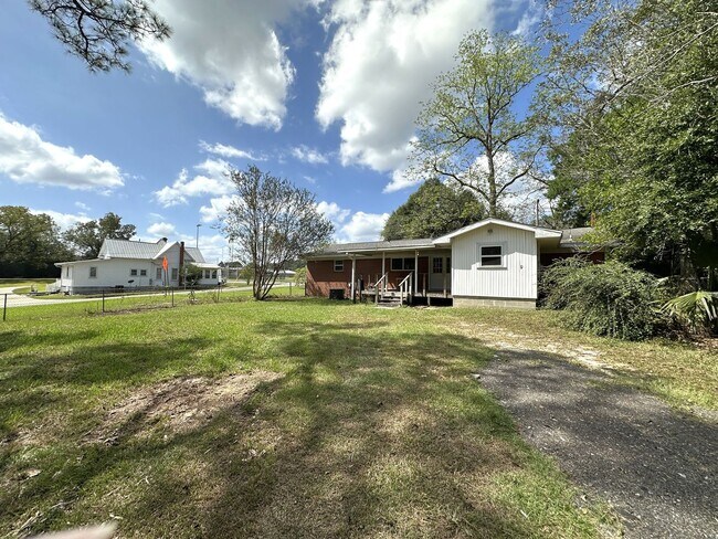 Building Photo - Small Town Living