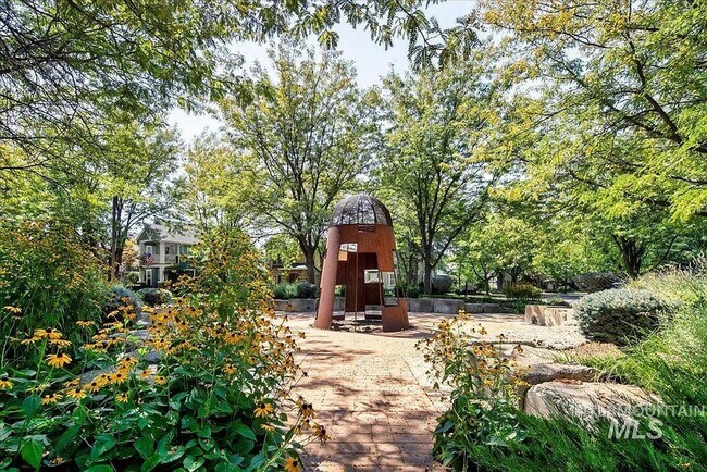 Building Photo - Charming 3 bedroom 2.5 bathroom in Desirable Area!