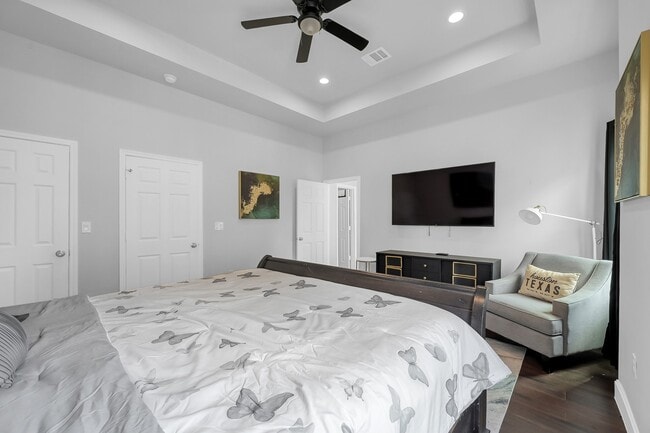 Building Photo - 2116 Oatfield Dr