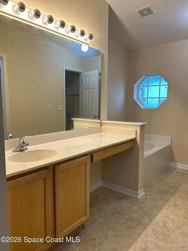 Building Photo - 3865 La Flor Dr