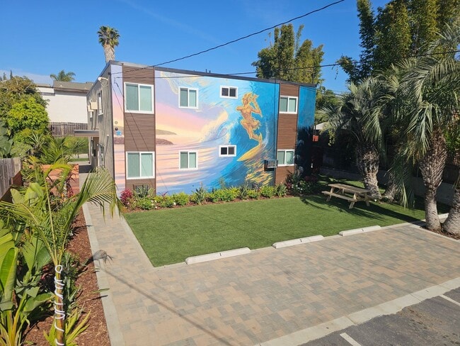Building Photo - Encinitas Renovated Two Bedroom Apartment