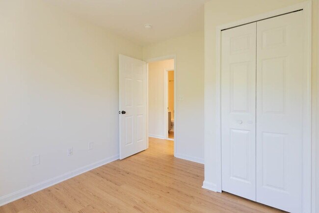 Building Photo - Lovely Townhome in Stone River