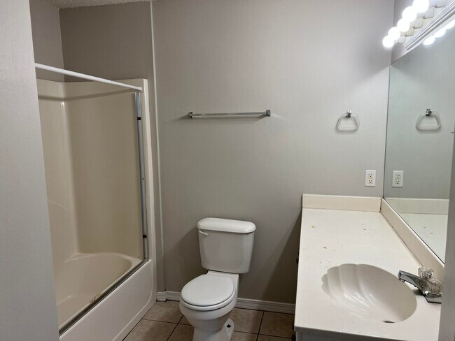 Building Photo - 9 Lantana Ct