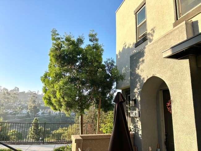 Building Photo - 2124 Solara Ln