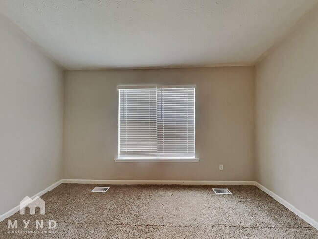 Building Photo - 3708 Oakwood Manor