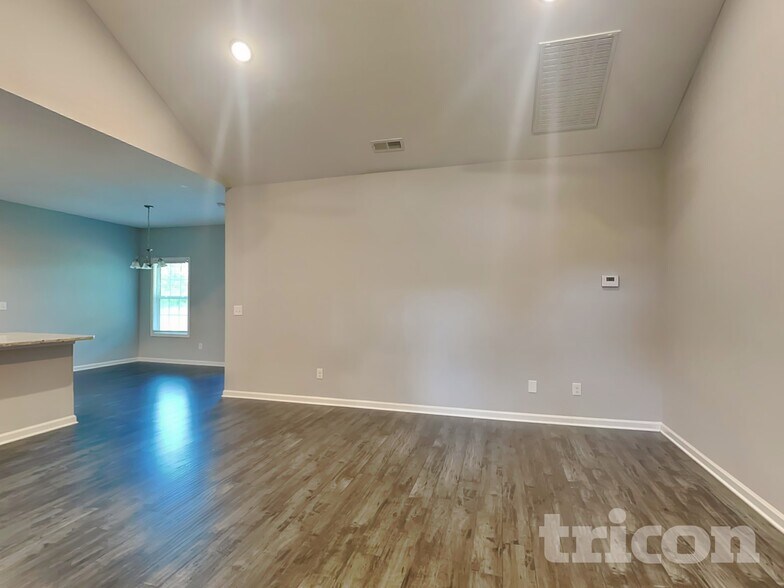 Building Photo - 1008 Cyril Dr