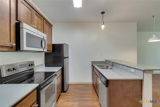 Building Photo - 1011 N LBJ Dr