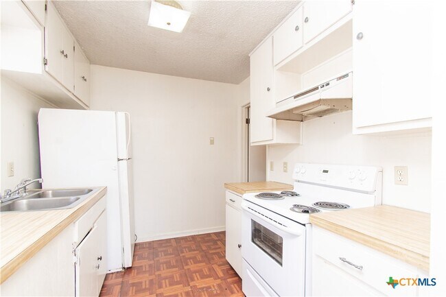 Building Photo - 507 E Beeline Ln