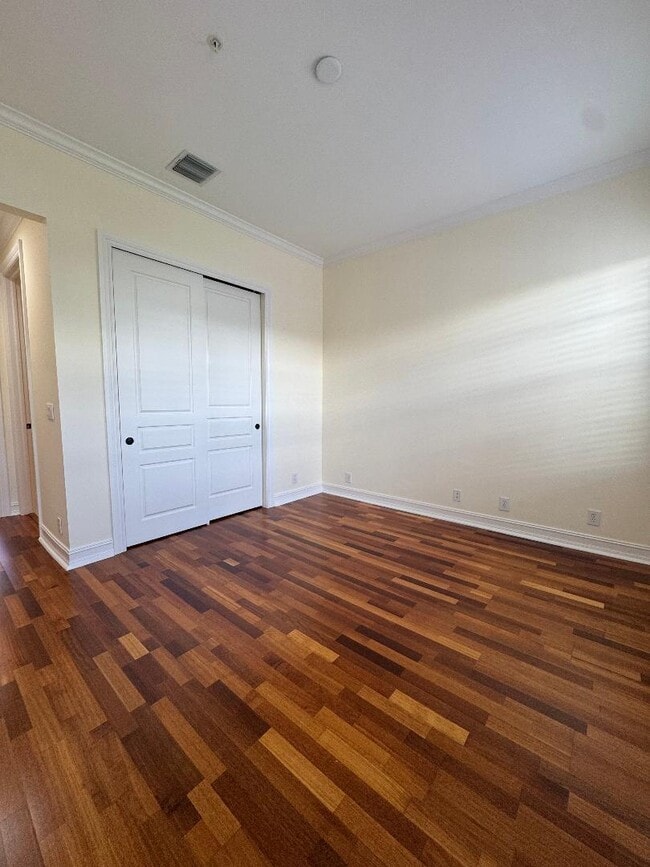 Building Photo - 304 W Mallory Cir