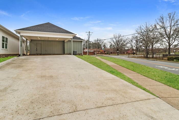 Building Photo - 16320 Lamarche Dr
