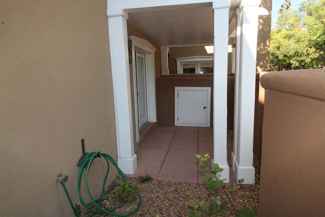 Building Photo - 663 Bishops Lodge Rd