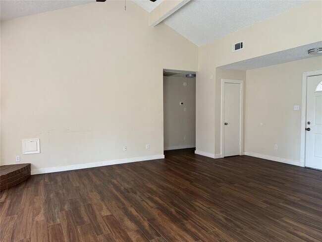 Building Photo - 451 Oakdale Dr