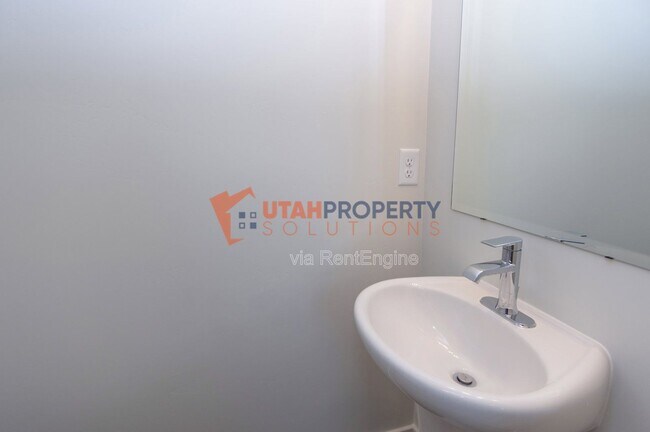 Building Photo - 967 W 540 S