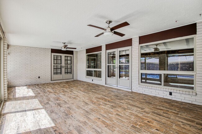 Building Photo - Stunning eastside rental in highly desirable area!