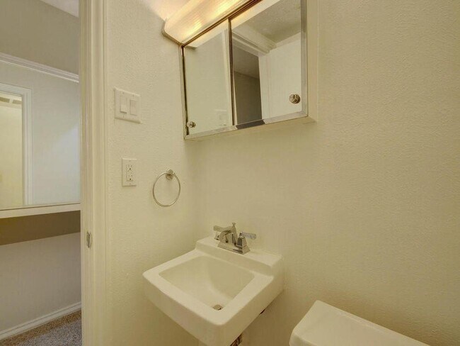 Building Photo - 505 W 7th St