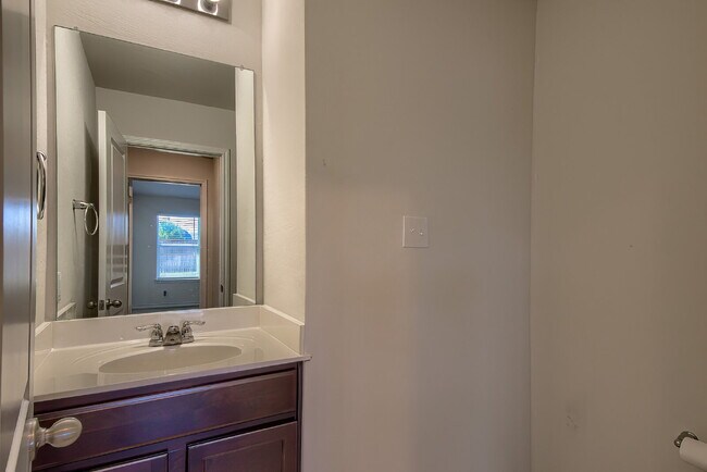 Building Photo - Stunning 4 bedroom offering 50% off the fi...