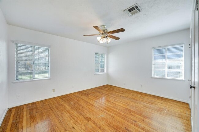 Building Photo - 5511 Beekman Rd