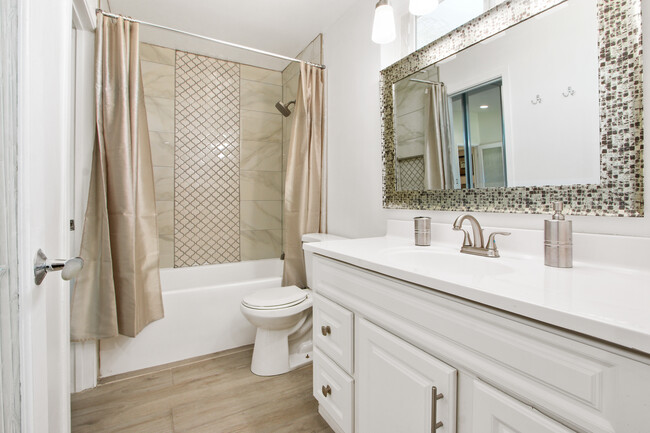 Upstairs Bathroom - 1107 Woodbury Dr