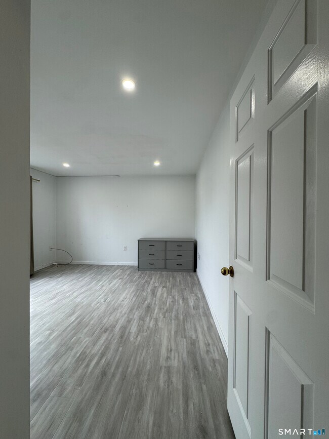 Building Photo - 136 W Cedar St