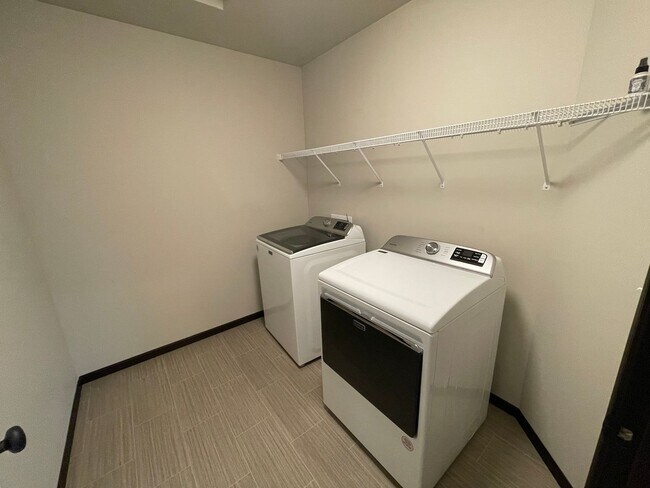 Building Photo - Spacious 4 Bed, 3 Bath Home in West Fargo