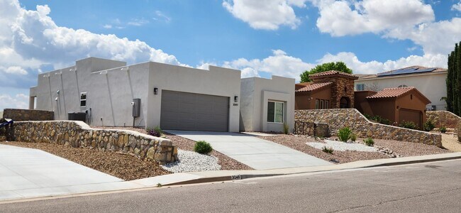 Building Photo - 3049 Chippewa Summit