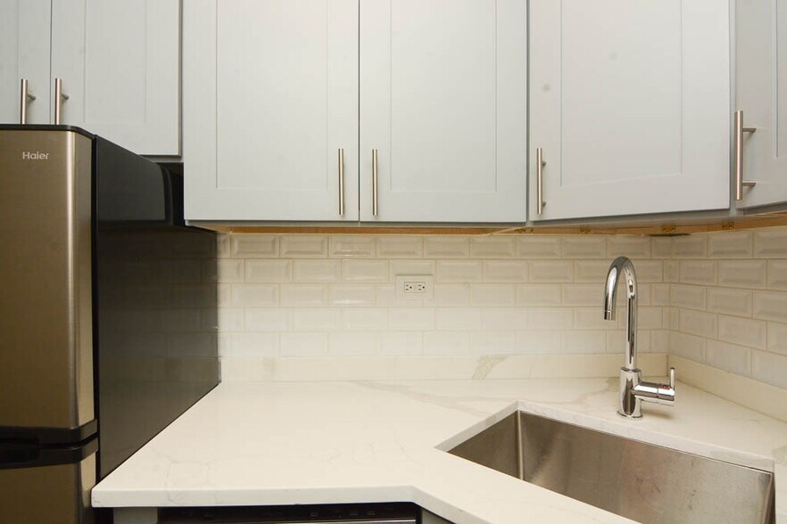 Building Photo - 508 W Belmont Ave