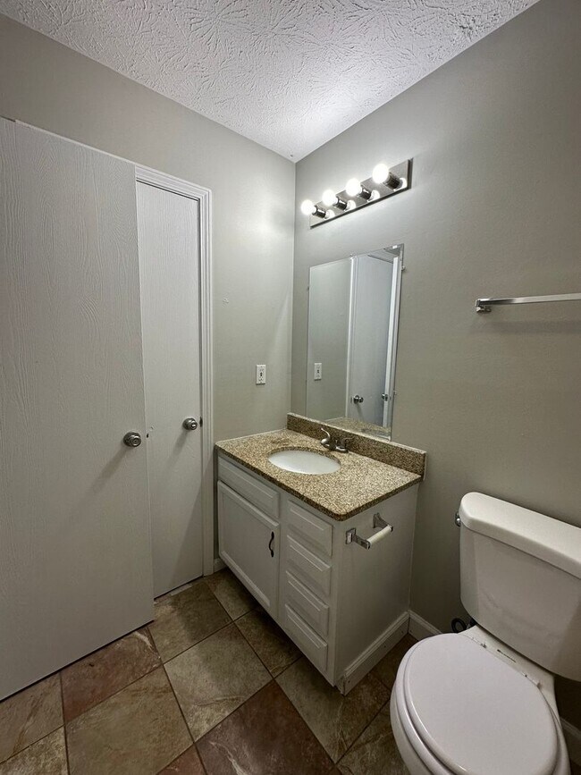 Building Photo - 3624-3626 Thornhill Circle W-TBROS