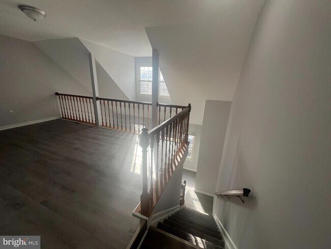 Building Photo - 3325 Midland Ct