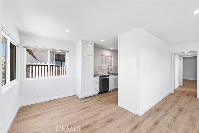 Building Photo - 223 Avenida Victoria