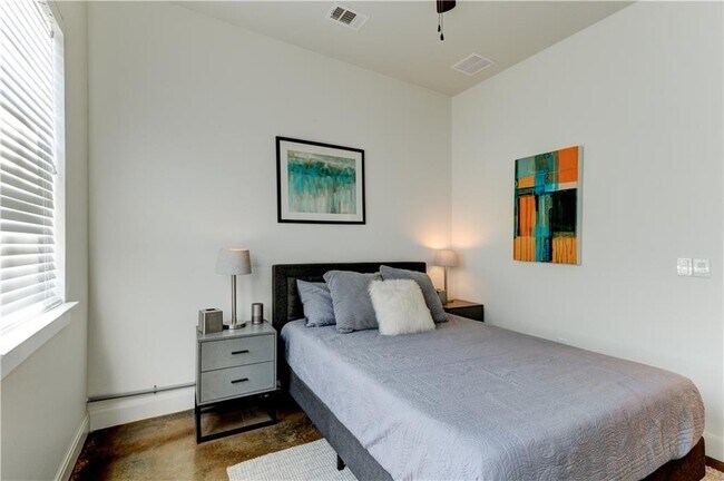 Building Photo - 2715 Zaragosa St