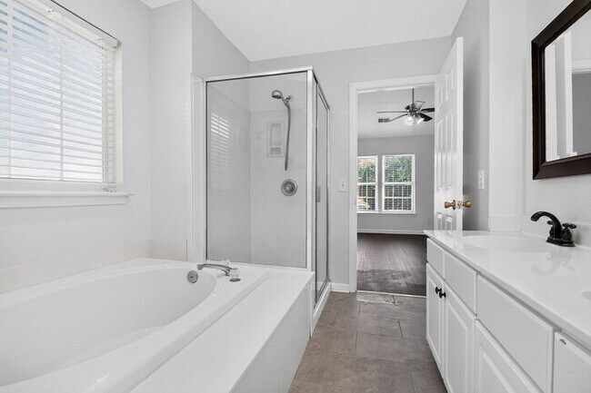 Building Photo - Spacious 4BD/2.5BA Home in Winding Creek!