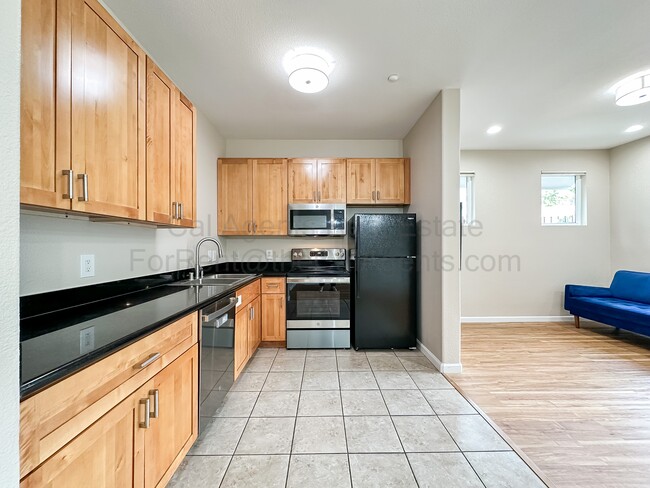 Building Photo - 1121 40th St