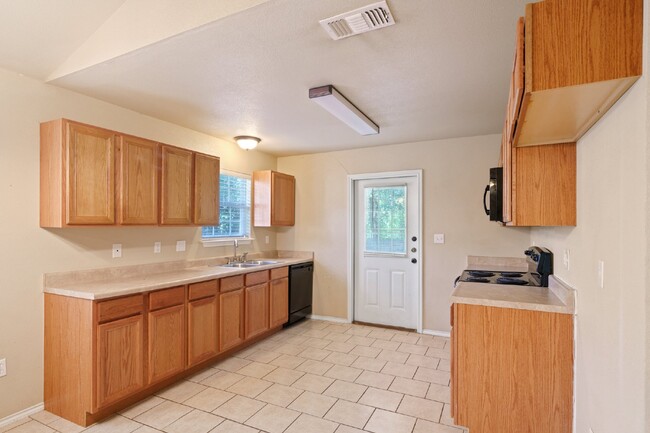 Building Photo - "Charming 2-Bed, 2-Bath Gem in New Braunfe...