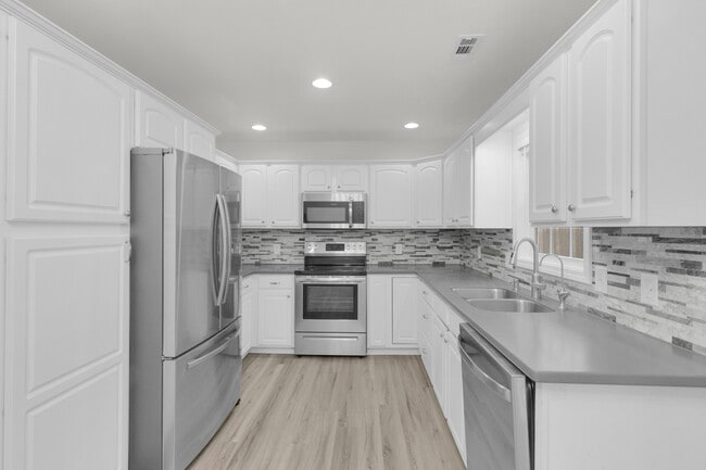 Building Photo - 204 Two Oaks Ct