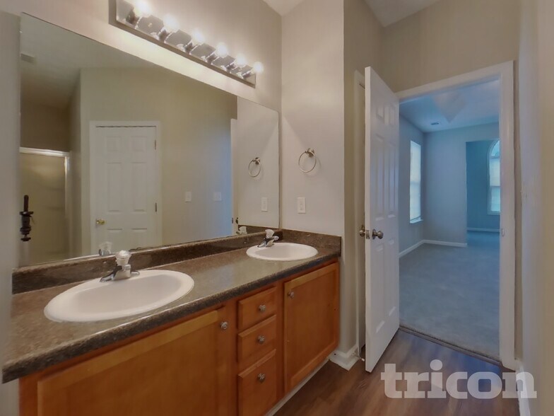 Building Photo - 5746 Lakeside Dr