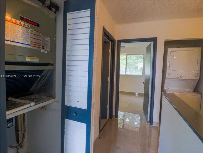 Building Photo - 14010 NE 3rd Ct