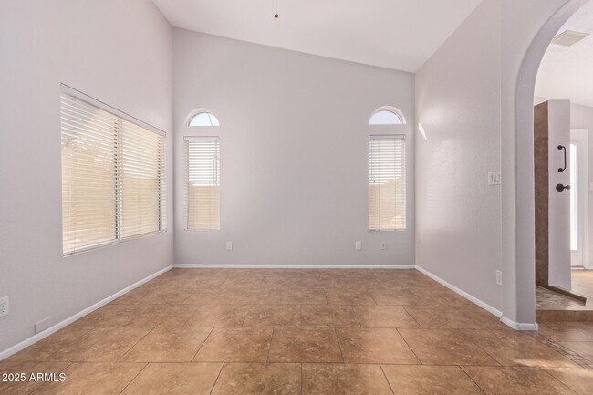 Building Photo - 208 E Devon Dr