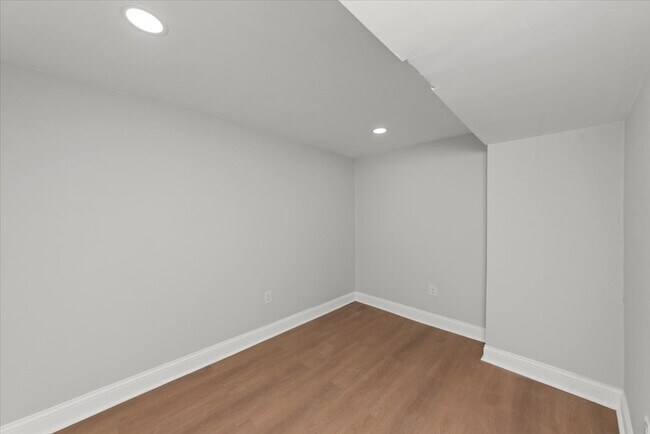 Building Photo - 941 W Windsor Ave
