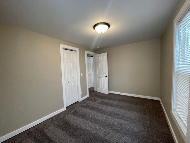 Building Photo - Nicely updated- Four Bedroom Home on the NE side of Grand Rapids!