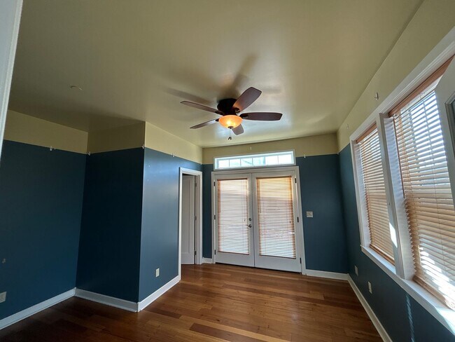 Building Photo - 2 Bedroom / 1.5 Bath Executive Apartment i...