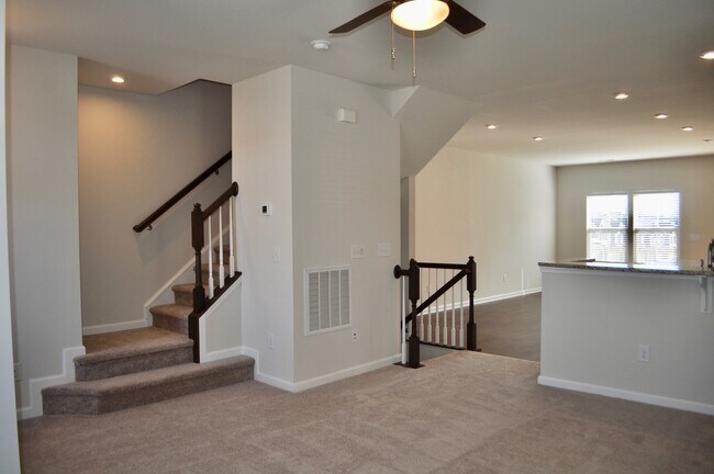 Building Photo - Beaver Creek Commons 3 Bed | 3.5 Bath Town...