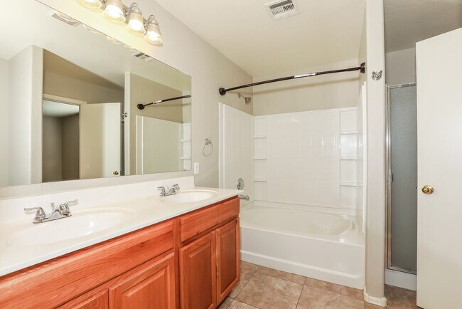 Building Photo - 2081 E Paso Fino Dr